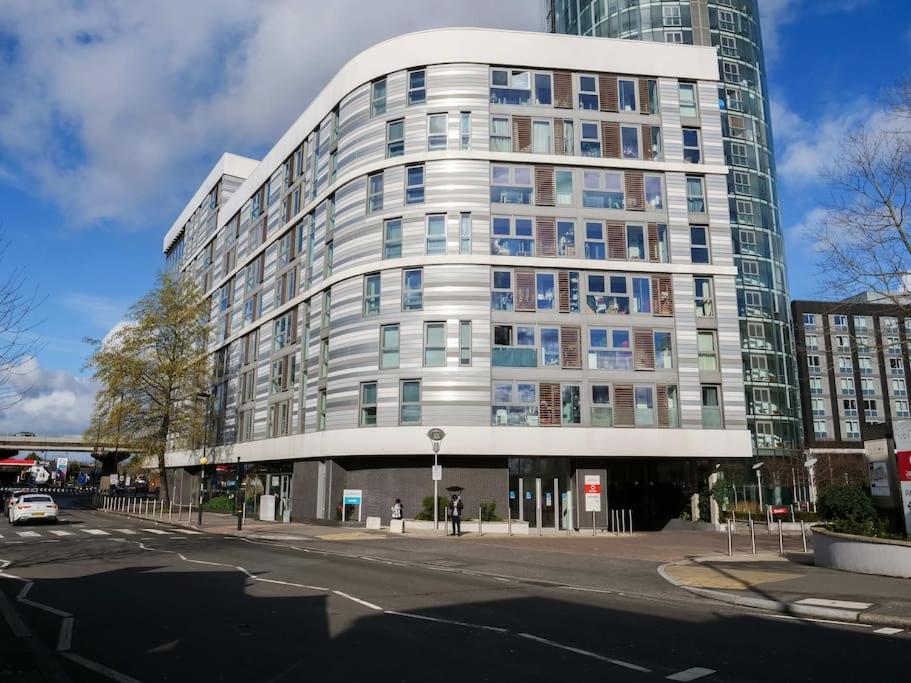 Stylish Urban Sanctuary With Parking Lejlighed London Eksteriør billede